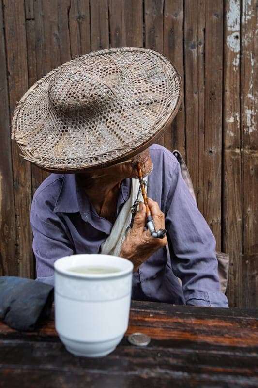 喝早茶老人